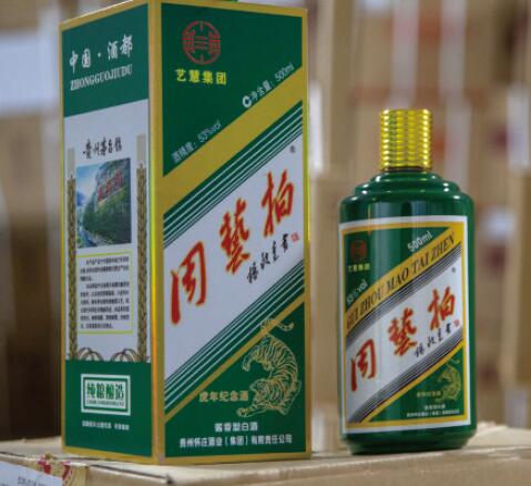 周艺拍酱酒